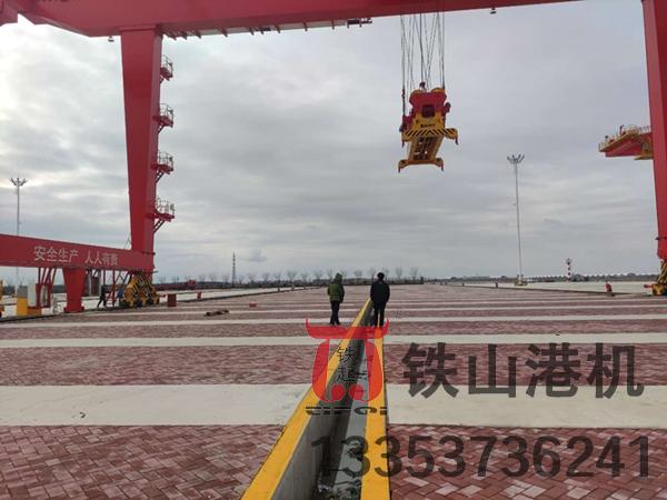 江蘇蘇州軌道式集裝箱龍門(mén)吊廠(chǎng)家軌道式集裝箱龍門(mén)吊吊鉤結構